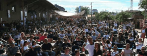 es ist Sommer und der Stattstrand ist im Fussballfieber