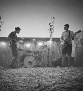 Es ist Sommer und Unsere Haus und Hof Band Sijeb spielt am Stattstrand