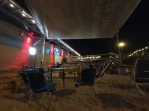 Das Sandfeld und die Tribüne vor der Halle 6